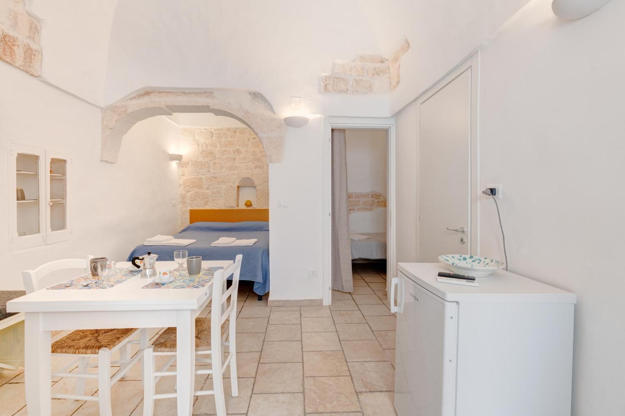 White House Flats & Studios Ostuni Pokoj fotografie