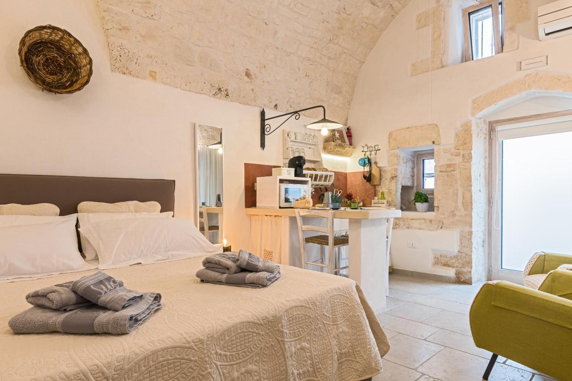 White House Flats & Studios Ostuni Pokoj fotografie